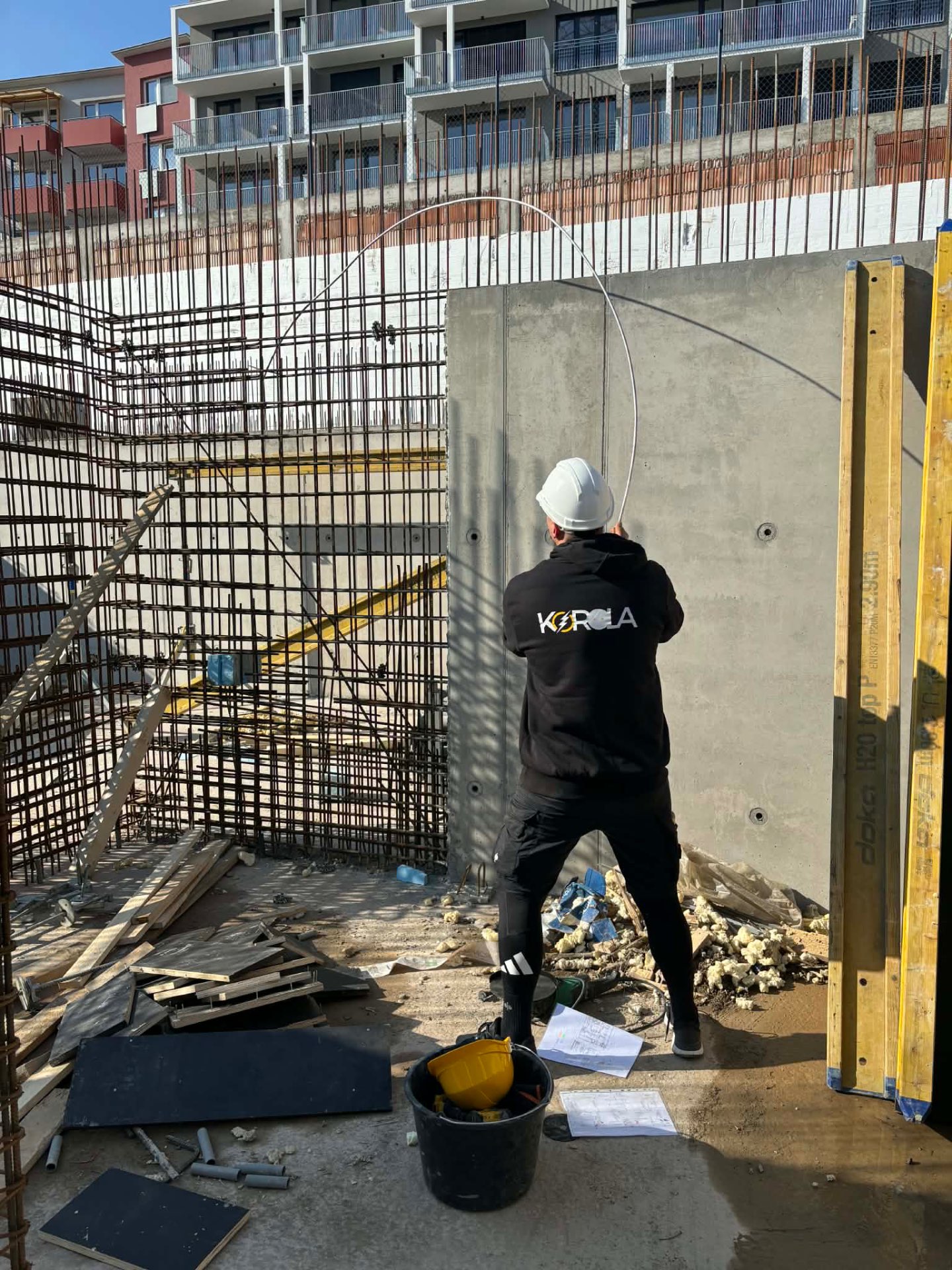technik KORLA protahuje vedení v základové stěně
