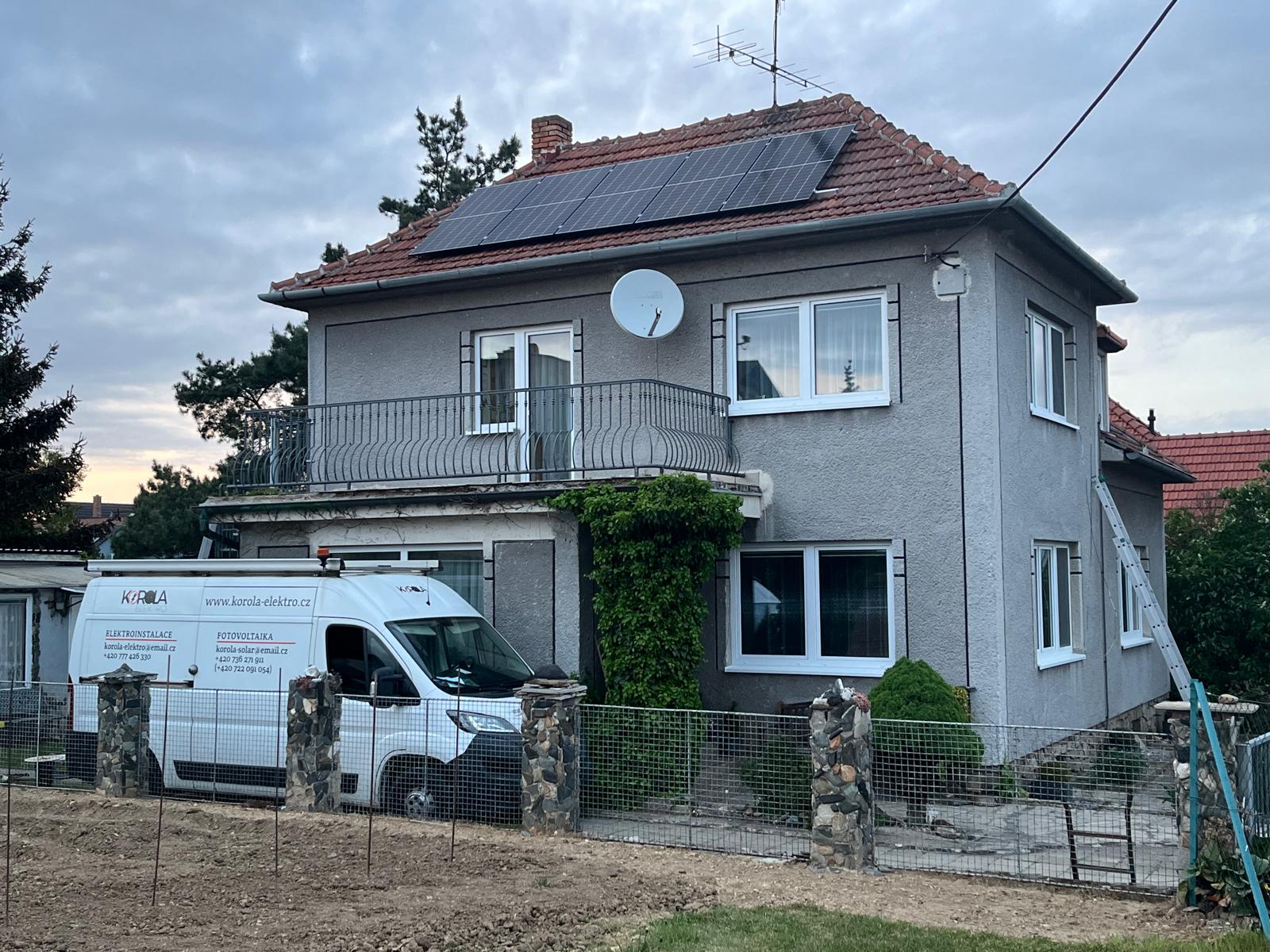 rodinný dům s fotovoltaickými panely na střeše