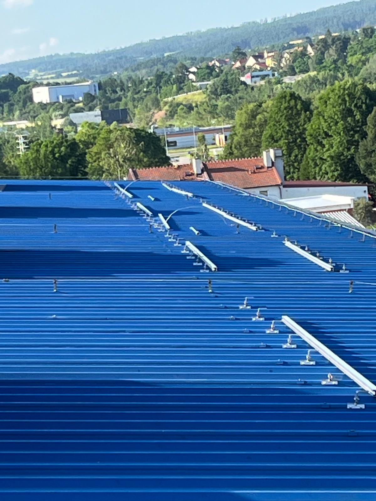 celkový pohled na střechu haly s konstrukcí pro fotovoltaiku